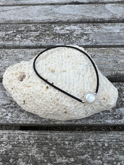 Joy Bracelet - Black with White Pearl