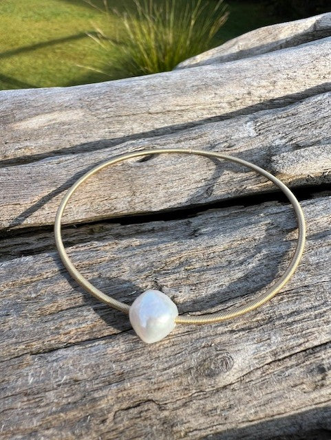 Joy Bracelet - Gold with White Pearl